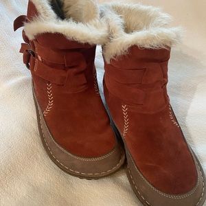 Sorel moc boots size 8.5 color Rust